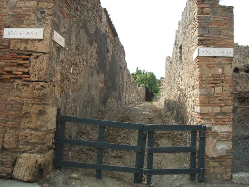 VI.5 Pompeii. September 2005.    Vicolo della Fullonica looking north.               VI.7.4
