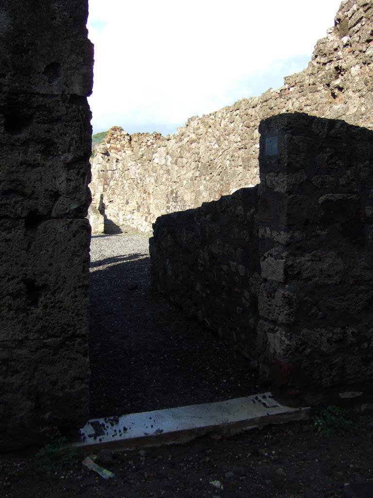 VI.7.7 Pompeii. December 2005. Entrance doorway.
According to Pagano and Prisciandaro, painted in red and found in April 1829 between VI.7.6 and 7, (left of doorway) was –

M(arcum) Cerrinium
Vatiam aed(ilem) o(ro) v(os) f(aciatis) scr(ipsit) Issus
dignus est    [CIL IV 234]

See Pagano, M. and Prisciandaro, R., 2006. Studio sulle provenienze degli oggetti rinvenuti negli scavi borbonici del regno di Napoli. Naples: Nicola Longobardi, (p.140)
