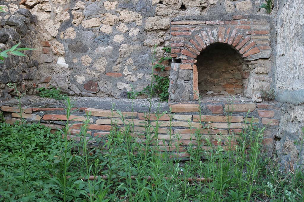 VI.7.7 Pompeii. December 2018. Looking west to hearth/bench in kitchen area, Photo courtesy of Aude Durand.