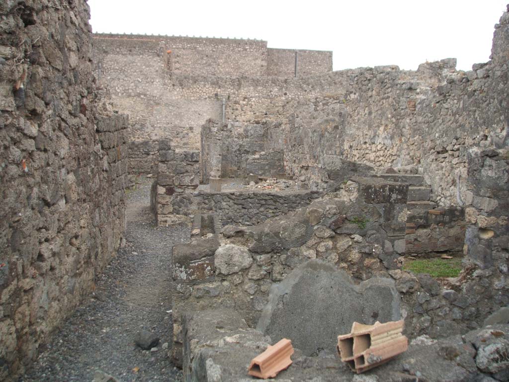 VI.7.7 Pompeii. December 2005. Looking south towards entrance.