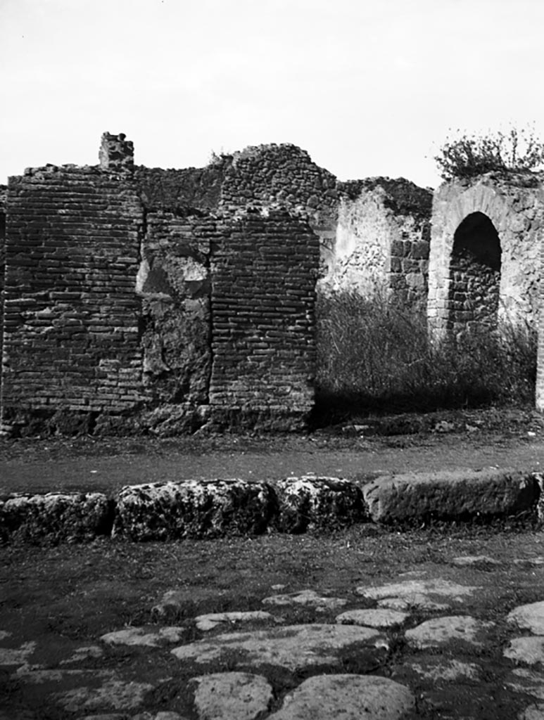 VI.7.11 Pompeii. W.1304. Pilaster on south side of entrance doorway.
Photo by Tatiana Warscher. Photo © Deutsches Archäologisches Institut, Abteilung Rom, Arkiv. 
