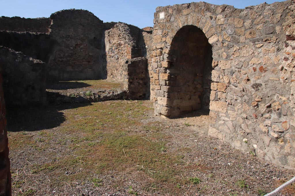 VI.7.11 Pompeii. October 2022. North side of atrium, with recess. Photo courtesy of Klaus Heese.