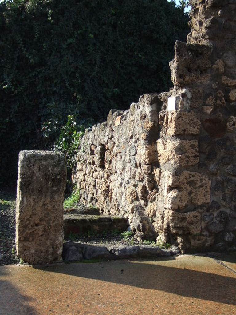 VI.7.14 Pompeii. December 2005. Entrance doorway to site of steps to upper floor.
