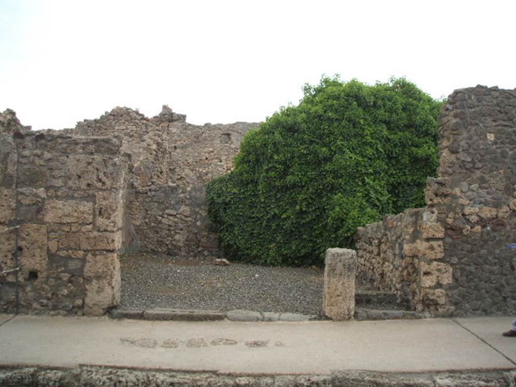 VI.7.13 and VI.7.14 Pompeii. May 2005. Entrance doorways.



