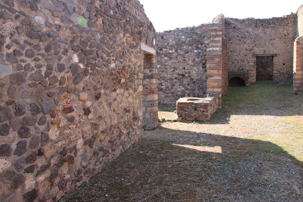 VI.7.15 Pompeii. October 2022. Looking west along south side. Photo courtesy of Klaus Heese.