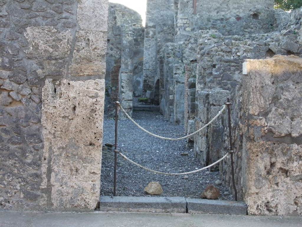 VI.7.16 Pompeii. December 2006. Entrance doorway, looking west from Via di Mercurio. According to Della Corte, two electoral recommendations found written on the external wall, gave the names of two Pompeians, who may have lived here – 
(M. Ubonius) Cog(it)atus rog(at)    [CIL IV 215, with note 2]
Fuscus facit    [CIL IV 216]
See Della Corte, M., 1965.  Case ed Abitanti di Pompei. Napoli: Fausto Fiorentino. (p.50 and note 2)
According to Epigraphik-Datenbank Clauss/Slaby (See www.manfredclauss.de), these read as –
M(arcum) Casellium aed(ilem) o(ro) v(os) f(aciatis)
Cognatus rog(at)       [CIL IV 215]
M(arcum) Holconium Priscum
aed(ilem) d(ignum) r(ei) p(ublicae) Fuscus facit       [CIL IV 216]
