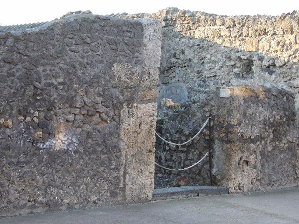 VI.7.16 Pompeii. December 2006. Looking towards north side of entrance.
According to Eschebach and Hobson, a latrine was on the north side of the doorway. See Eschebach, L., 1993. Gebäudeverzeichnis und Stadtplan der antiken Stadt Pompeji. Köln: Böhlau. (p.179) See Hobson, B. 2009. Pompeii, Latrines and Down Pipes. Oxford, Hadrian Books, (p.223-4, and 228)
