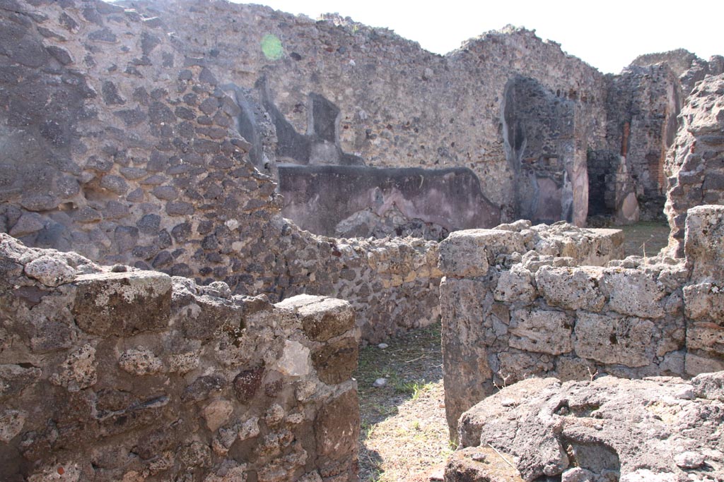 VI.7.16 Pompeii. October 2022. 
Looking south-west across atrium from room on north side of entrance corridor. Photo courtesy of Klaus Heese.
