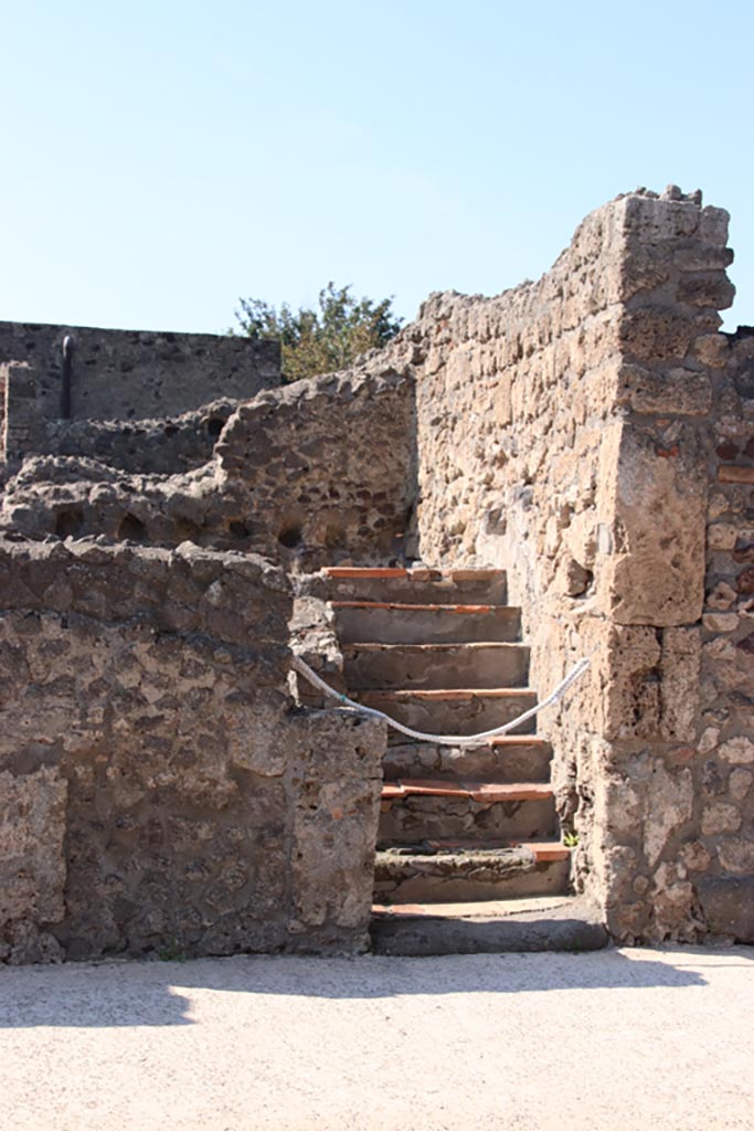 VI.7.17 Pompeii. October 2022. 
Looking west towards steps to upper floor. Photo courtesy of Klaus Heese. 
