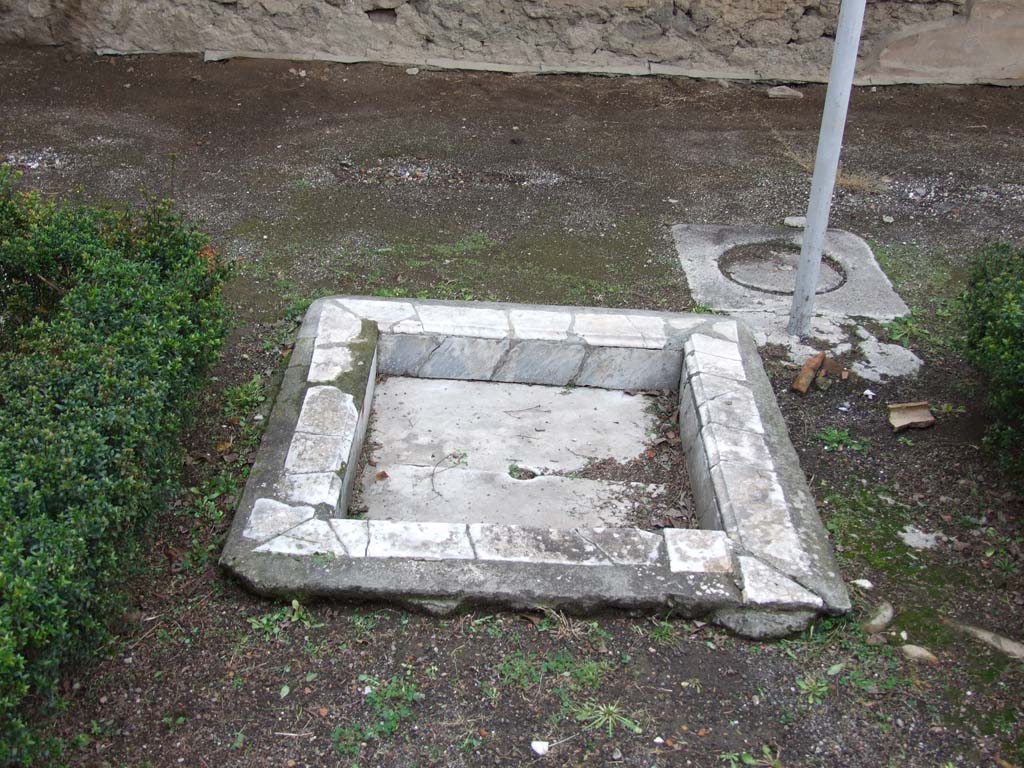 VI.7.18 Pompeii. December 2006. Marble fountain in peristyle.