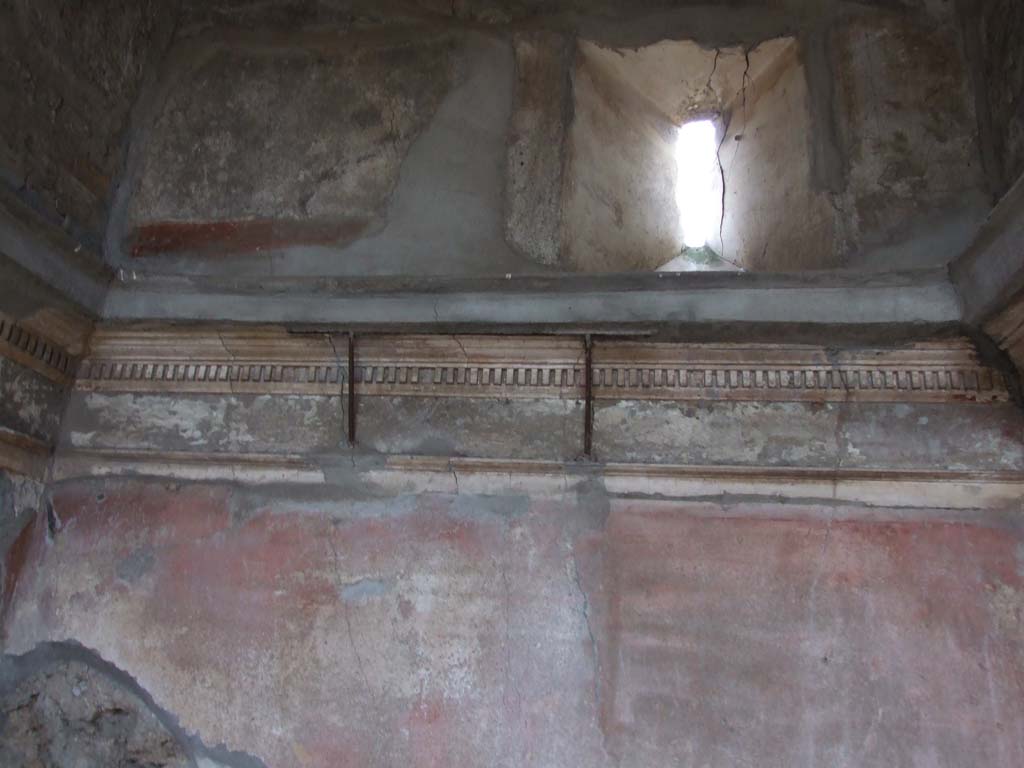 VI.7.18 Pompeii. December 2006. East wall with window overlooking Via di Mercurio, in room to north of entrance corridor.