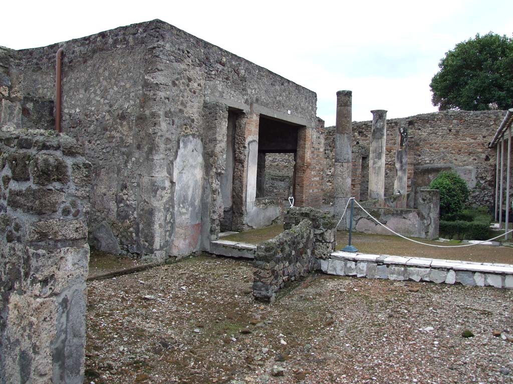 VI.7.18 Pompeii. December 2006. Looking south-west across tablinum to oecus and peristyle.