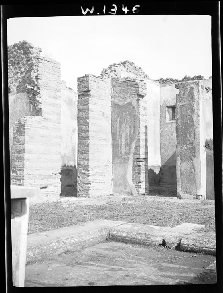 VI.7.19 Pompeii. W.1346. Doorways in north-east corner of atrium, on north side of entrance corridor.
Photo by Tatiana Warscher. Photo © Deutsches Archäologisches Institut, Abteilung Rom, Arkiv. 
