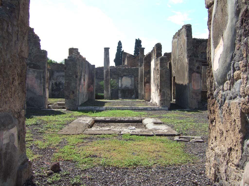 VI.7.20 Pompeii. September 2005. Looking west across atrium, from entrance corridor.