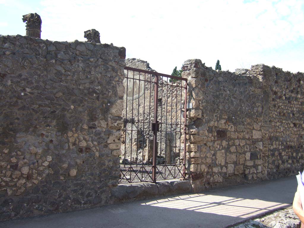 VI.7.21 Pompeii. September 2005. Entrance doorway.
According to Pagano and Prisciandaro, in October 1828 found painted on the street wall was –

P(ublium) Paquium Proculum IIvir(um) vir(um) b(onum) d(ignum) r(ei) [p(ublicae)]
/
A(ulum) Vettium [Caprasi]um Felicem IIvir(um) v(irum) b(onum) d(ignum) r(ei) p(ublicae) o(ro) v(os) f(aciatis) digni sunt o(ro) v(os) f(aciatis)
Q(uintum) Marium [Rufum] M(arcum) Epidium Sabinum aediles v(iis) a(edibus) s(acris) p(ublicis) p(rocurandis) o(ro) v(os) f(aciatis) digni sunt
S[3]sit[3]sius dealbatore Onesimo    [CIL IV 222]

See Pagano, M. and Prisciandaro, R., 2006. Studio sulle provenienze degli oggetti rinvenuti negli scavi borbonici del regno di Napoli. Naples: Nicola Longobardi. (p.140)

