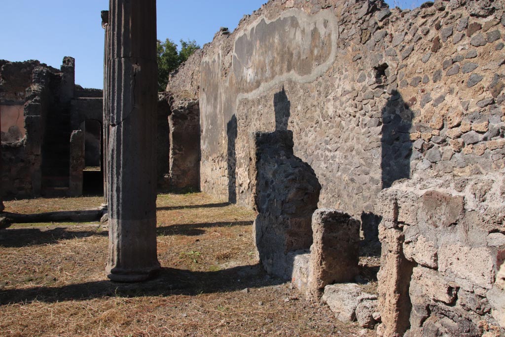 VI.7.21 Pompeii. October 2022. Looking west across north side of atrium. Photo courtesy of Klaus Heese. 