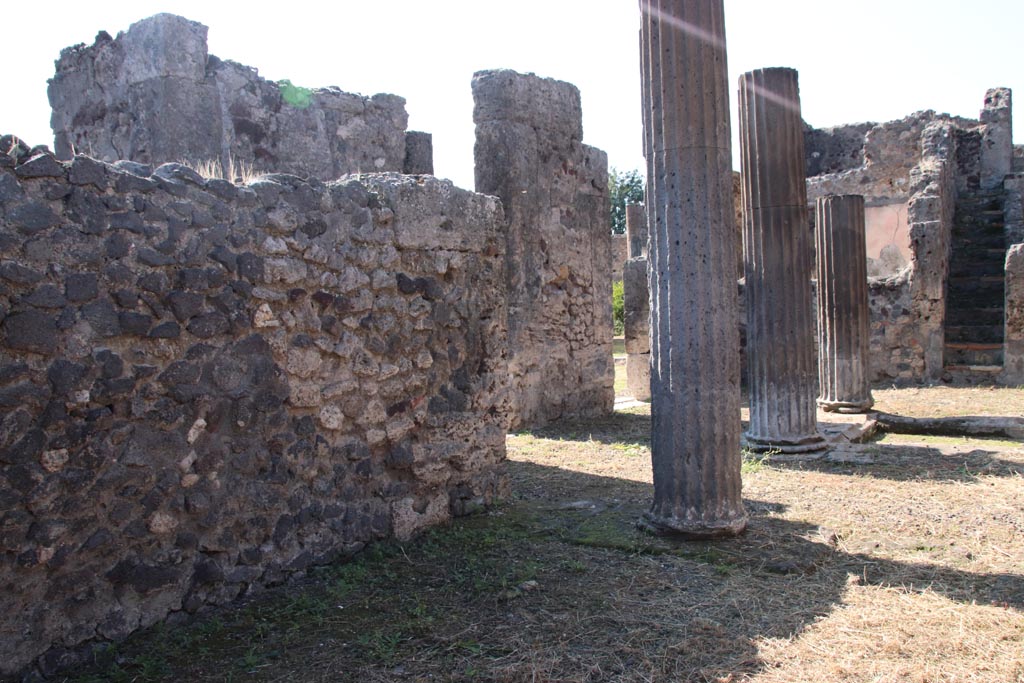 VI.7.21 Pompeii. October 2022. Looking towards south side of entrance vestibule. Photo courtesy of Klaus Heese. 