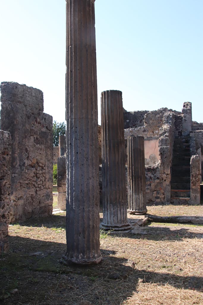 VI.7.21 Pompeii. October 2022. 
Looking west along south side of atrium. Photo courtesy of Klaus Heese. 
