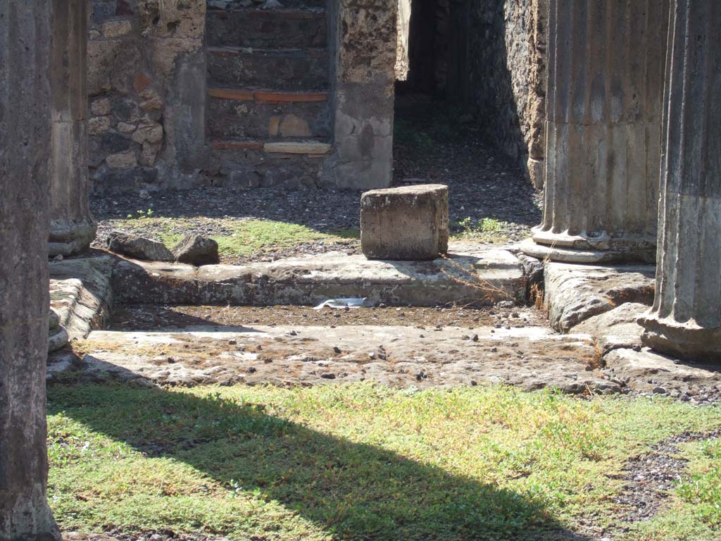 VI.7.21 Pompeii. September 2005. Impluvium in atrium.