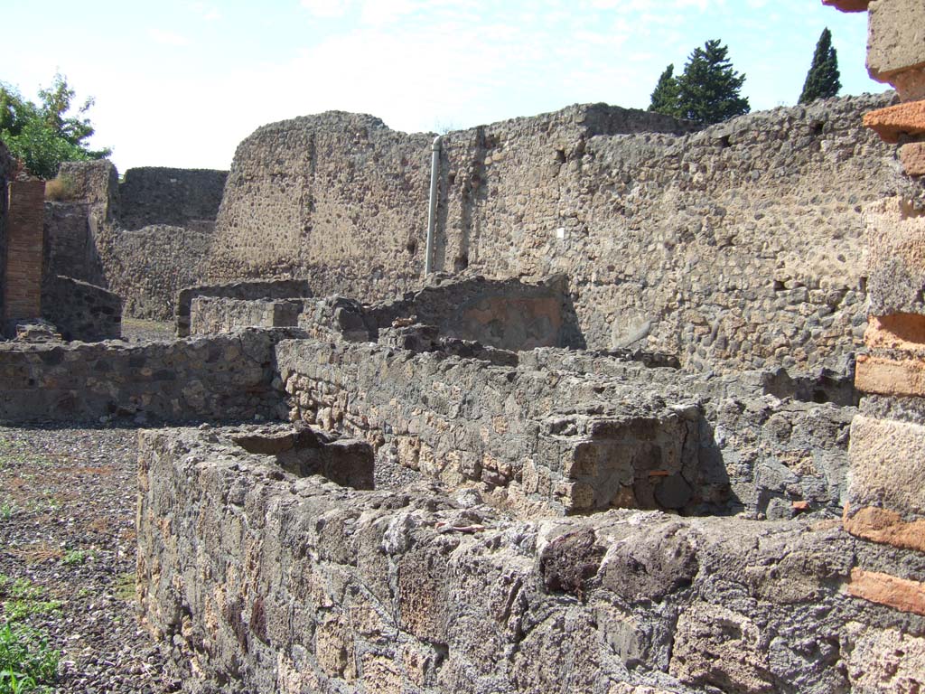 VI.7.22 Pompeii. September 2005. North side, looking from entrance.