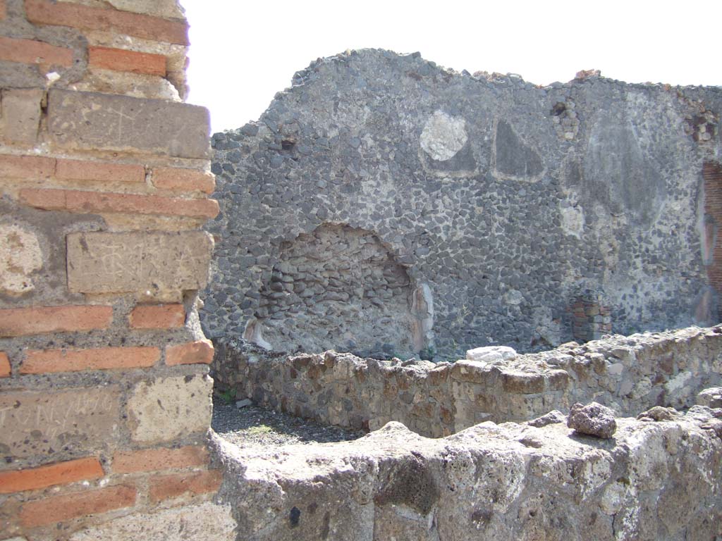 VI.7.22 Pompeii. September 2005. South side and south-east corner, looking from entrance.