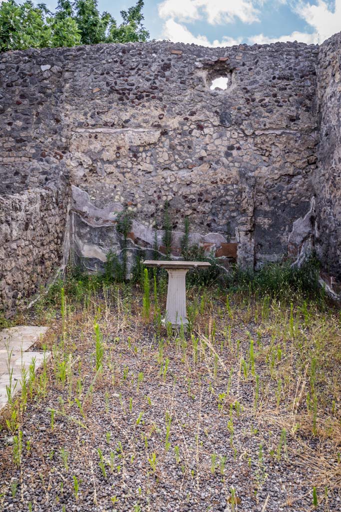 VI.7.23 Pompeii. July 2021. 
Looking towards west wall of triclinium with table. Photo courtesy of Johannes Eber.
