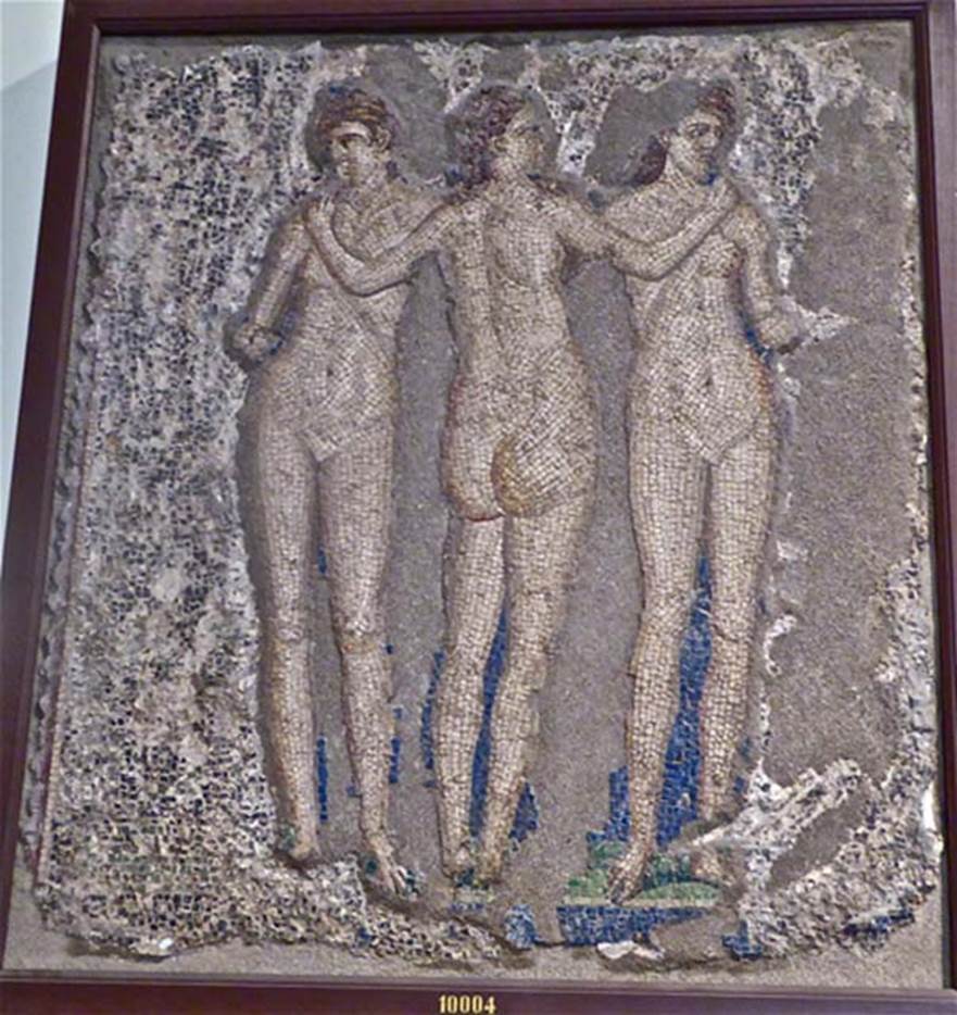 VI.7.23 Pompeii. October 2014. Mosaic of the Three Graces from the garden wall.
Now in Naples Archaeological Museum. Inventory number 10004.
Photo courtesy of Michael Binns.

