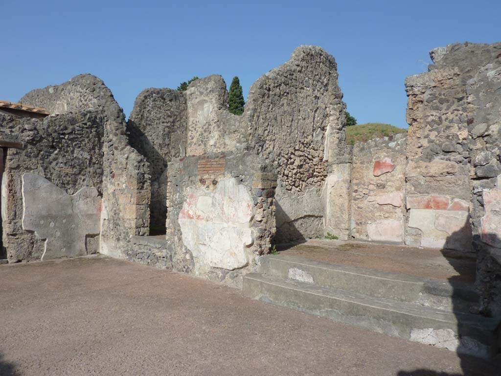 VI.7.23 Pompeii. October 2014. Looking west along north side of atrium.
Foto Annette Haug, ERC Grant 681269 DCOR.
