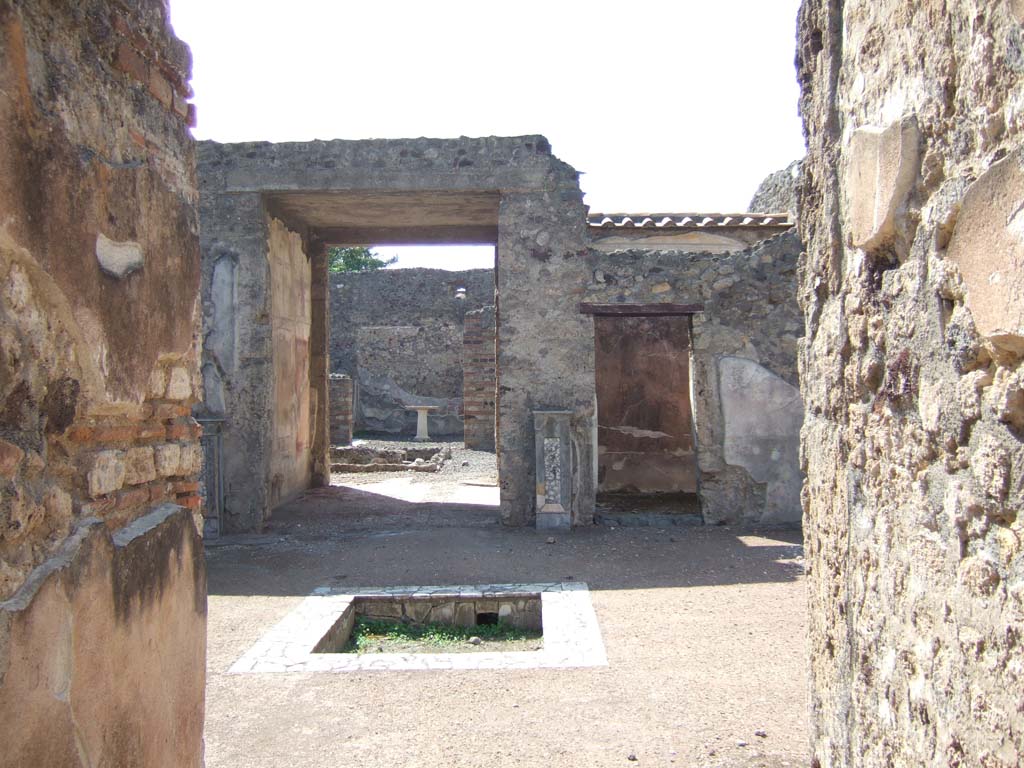 VI.7.23 Pompeii. September 2005. Looking west from entrance corridor across atrium. 