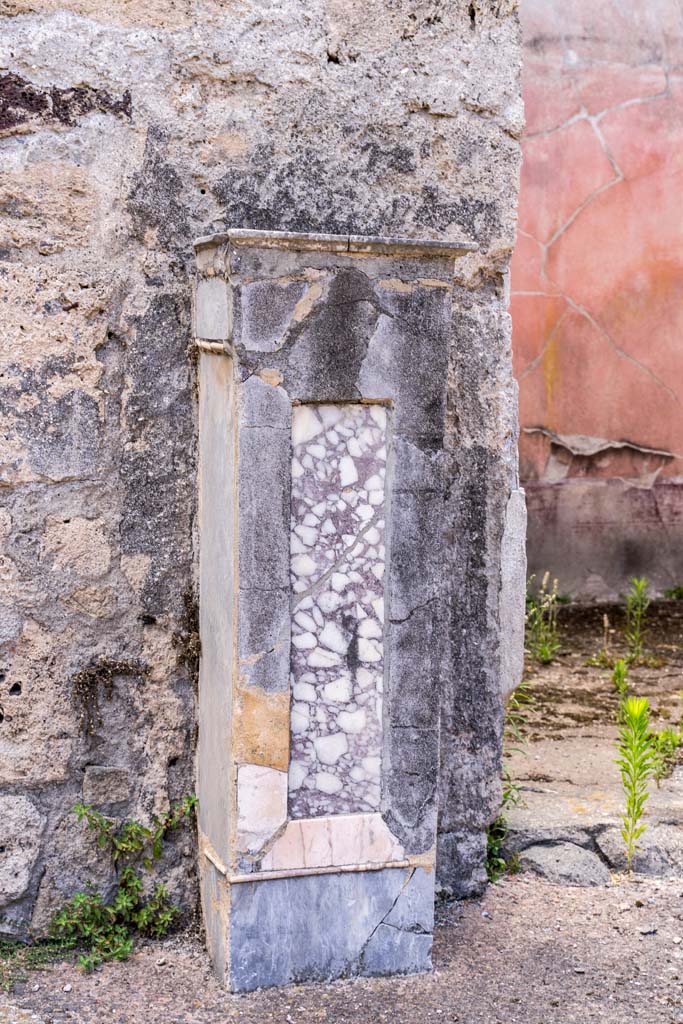 VI.7.23 Pompeii. July 2021. 
West side of atrium, detail of podium on north side of tablinum. Photo courtesy of Johannes Eber.

