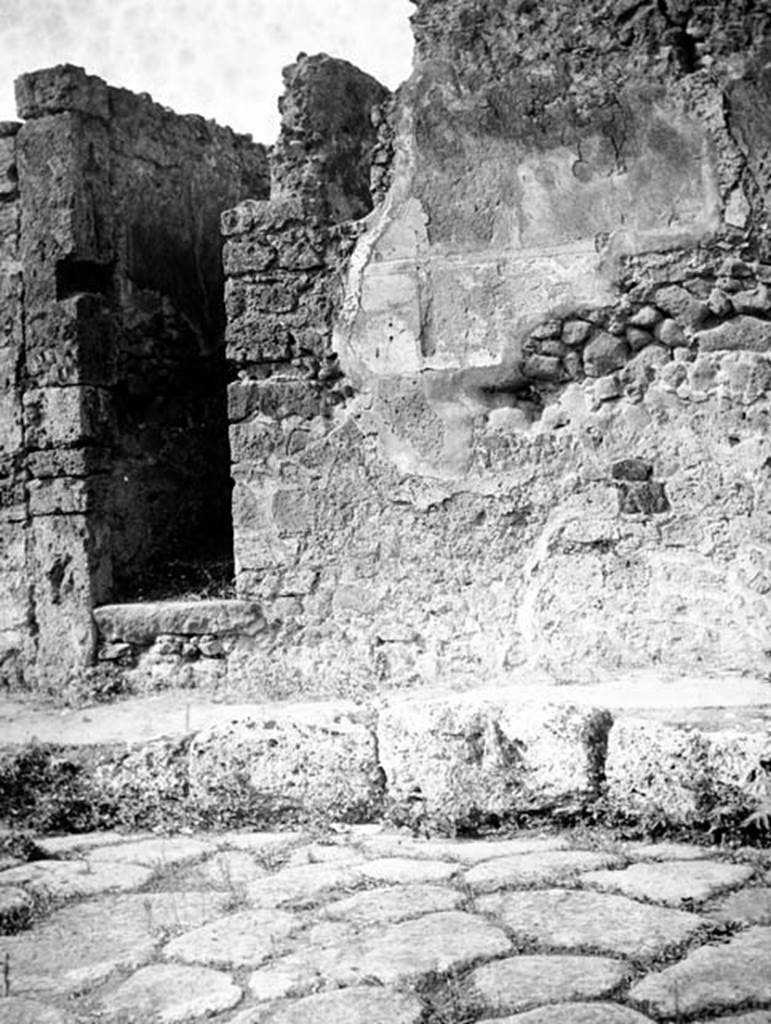 230952 Bestand-D-DAI-ROM-W.1254.jpg
VI.7.24 Pompeii. W.1254. Entrance doorway and wall to the north, with remains of plaster.
Photo by Tatiana Warscher. With kind permission of DAI Rome, whose copyright it remains. 
See http://arachne.uni-koeln.de/item/marbilderbestand/230952 
 
