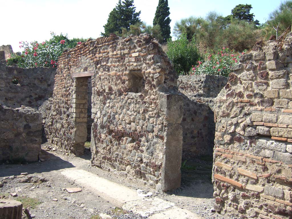 VI.7.25 Pompeii. September 2005. Looking north-west across atrium towards two cubicula doorways and corridor to kitchen.