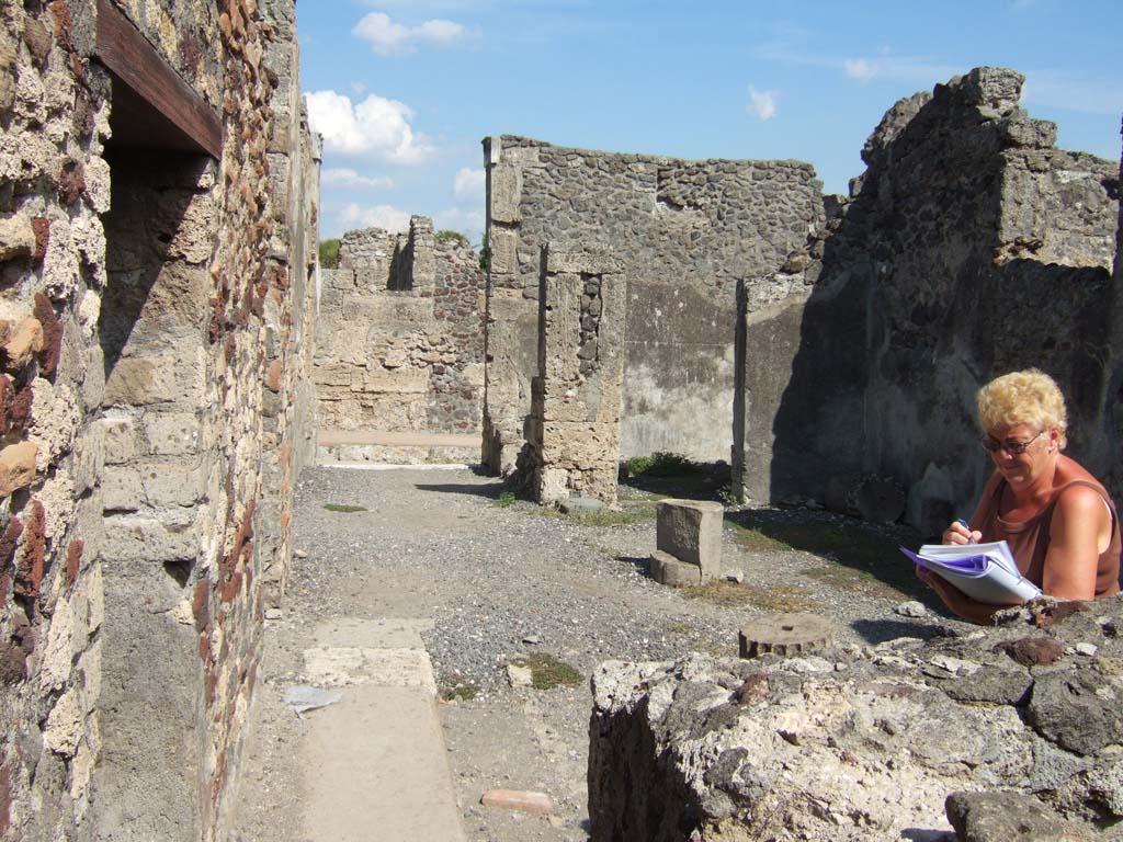 VI.7.25 Pompeii. September 2005. Looking east towards entrance fauces, from corridor leading from kitchen.