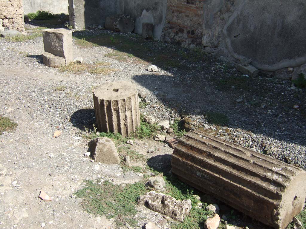 VI.7.25 Pompeii. September 2005. Looking east across atrium.
In the upper left is the doorway into the triclinium on the south side of the entrance corridor.
