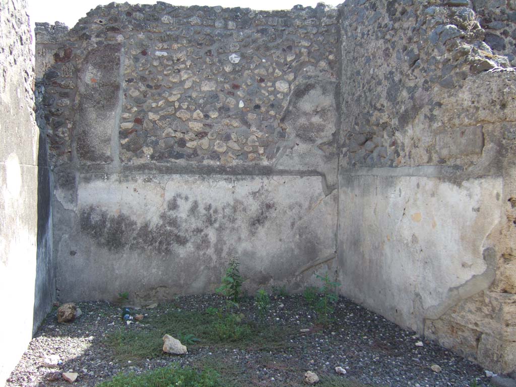 VI.7.25 Pompeii. September 2005. Looking south across triclinium, the room on south side of entrance corridor.