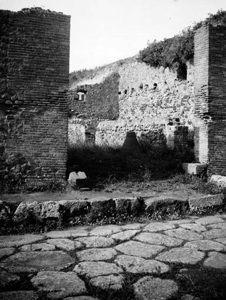 231398 Bestand-D-DAI-ROM-W.1267.jpg
VI.7.26 Pompeii. W.1267. Entrance doorway on Via Mercurio, looking west.
Photo by Tatiana Warscher. With kind permission of DAI Rome, whose copyright it remains. 
See http://arachne.uni-koeln.de/item/marbilderbestand/231398 
