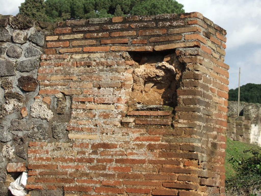 VI.7.26 Pompeii. December 2006. Looking east towards interior wall with niche, or blocked window, on north side of entrance.

