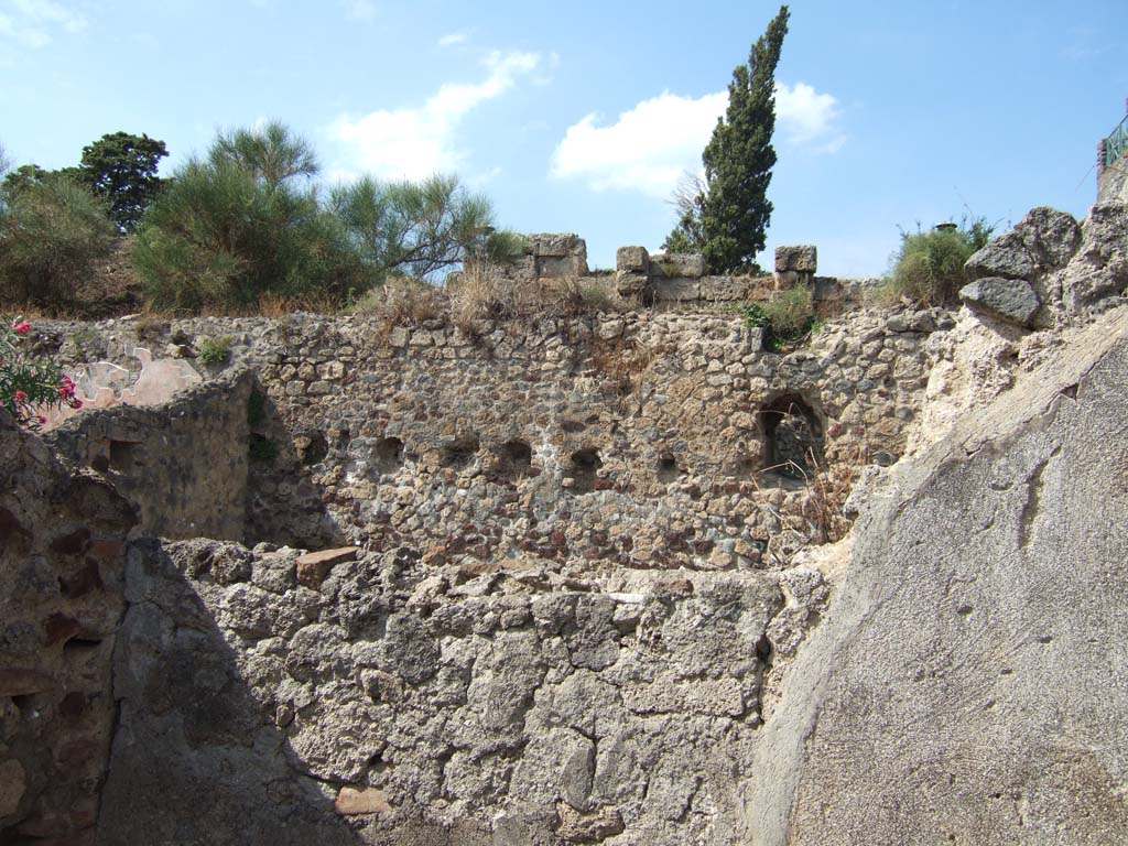 VI.7.26 from VI.7.25, Pompeii. September 2005. Looking towards north wall.