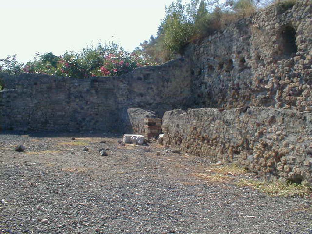 VI.7.26 Pompeii. September 2004. Looking west towards north-west corner.