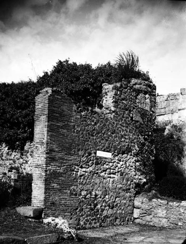 231624 Bestand-D-DAI-ROM-W.1268.jpg
VI.7.26 Pompeii. W.1268. Wall façade on north side of entrance, with remains of wall blocking the street, which had a street shrine in its centre.
Photo by Tatiana Warscher. With kind permission of DAI Rome, whose copyright it remains. 
See http://arachne.uni-koeln.de/item/marbilderbestand/231624 
