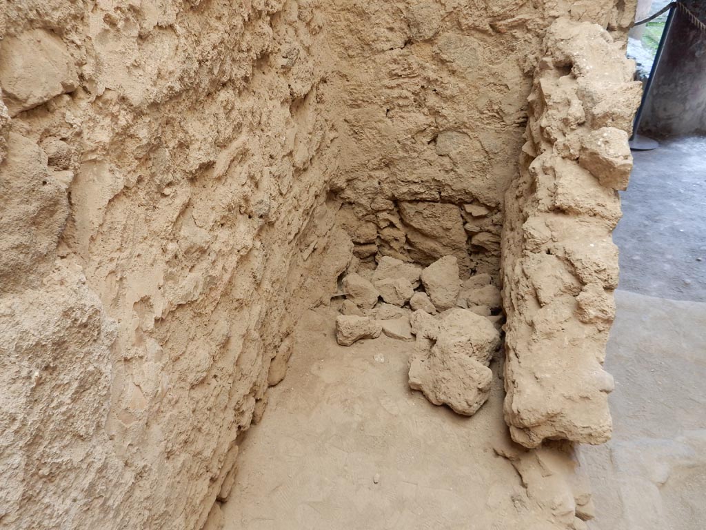 VI.8.3/5 Pompeii. May 2015. Room 13, latrine in kitchen area. Photo courtesy of Buzz Ferebee.