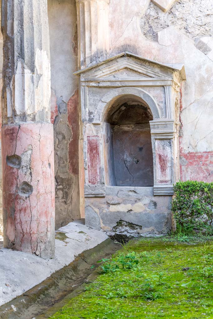 VI.8.3/5 Pompeii. April 2022. Aedicula lararium. Photo courtesy of Johannes Eber.