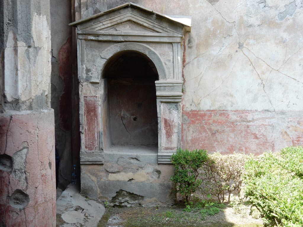 VI.8.3/5 Pompeii. May 2015. Aedicula lararium near north wall of garden area. Photo courtesy of Buzz Ferebee.