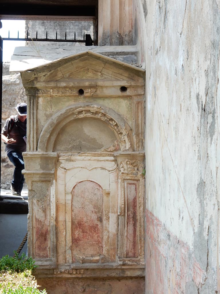 VI.8.3/5 Pompeii. May 2015. East side of lararium. Photo courtesy of Buzz Ferebee.