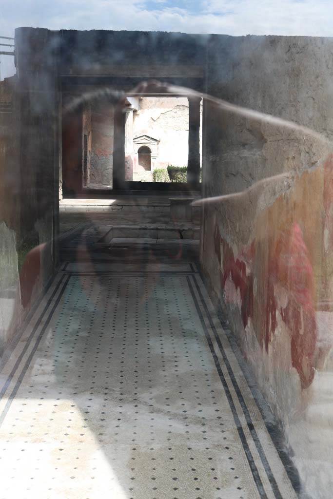 VI.8.5 Pompeii. December 2018. 
Looking north along entrance corridor across atrium towards peristyle with lararium.
Photo courtesy of Aude Durand.
