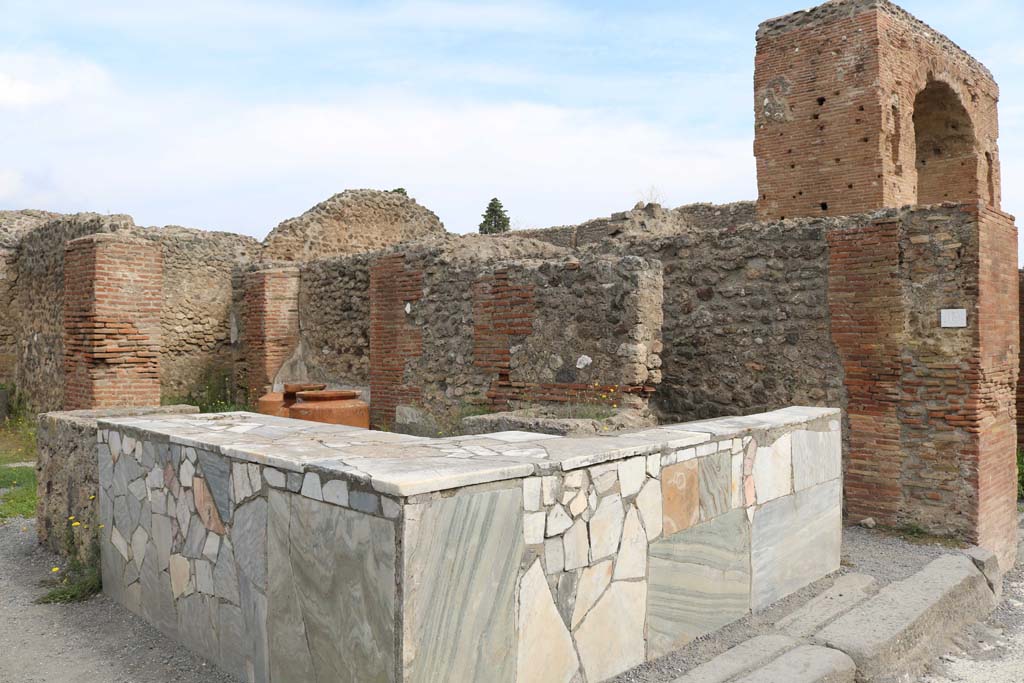 VI.8.9 Pompeii. December 2018. Looking north-east across counter in bar-room. Photo courtesy of Aude Durand.