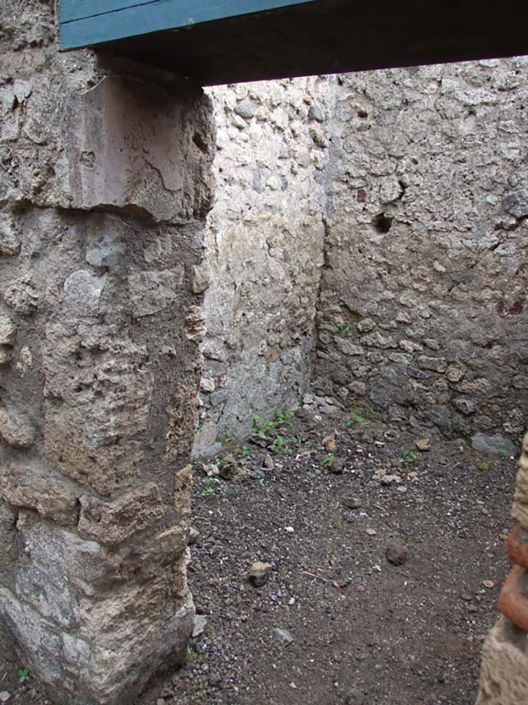 VI.8.9 Pompeii. May 2010. Small room on east side of rear room.