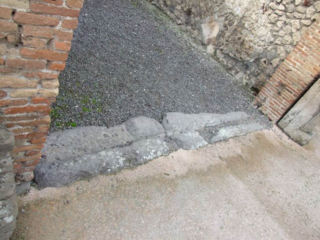 VI.8.16 Pompeii. December 2007. Threshold or sill of shop.