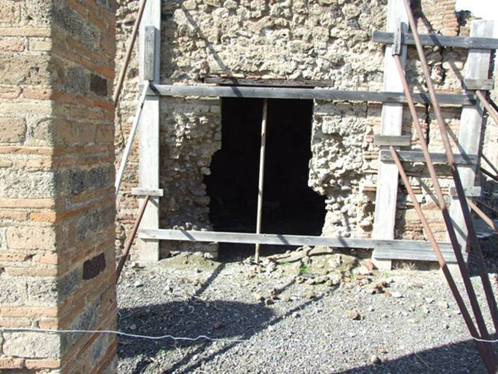 VI.8.20 Pompeii. March 2009.  Doorway to room 19 on north side of peristyle.