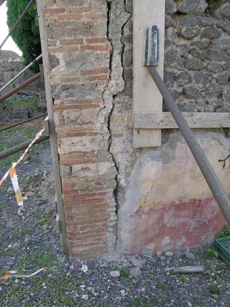 VI.8.20 Pompeii. June 2005. Remains of wall and painted wall decoration on west wall, leading to tablinum of VI.8.21. Photo courtesy of Nicolas Monteix.

